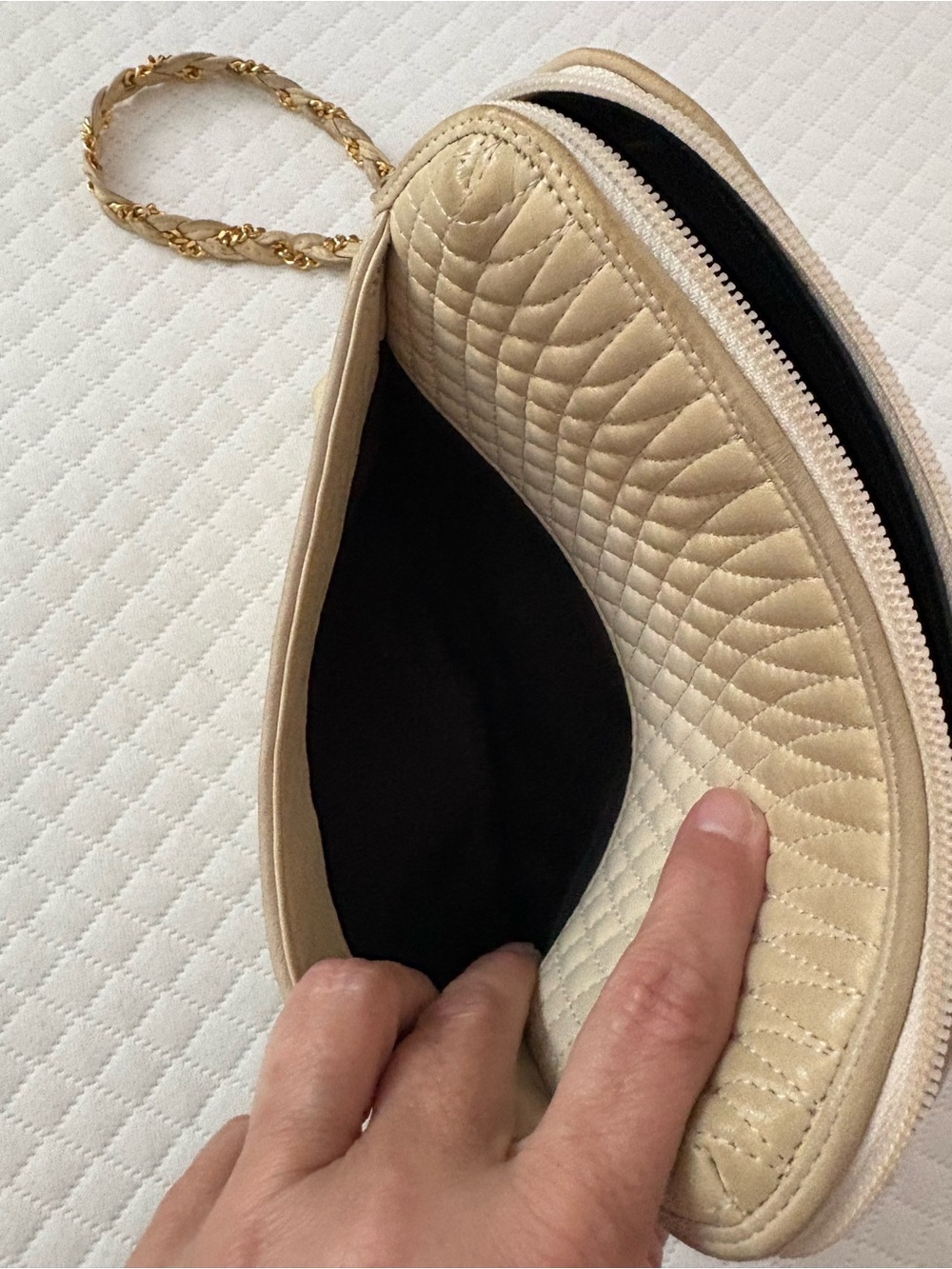 Vintage BALLY Quilted Beige Leather Crossbody Shoulder Bag Tassel Gold Chain - Picture 4 of 15
